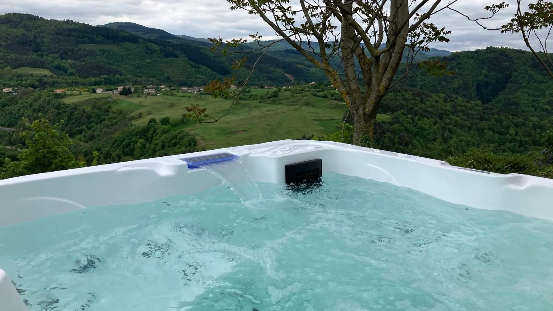 別荘 Ardeche, Gites La Cote Des Buis, Avec Piscine Interieure, Jacuzzi, Vallee Du Doux Empurany フランス